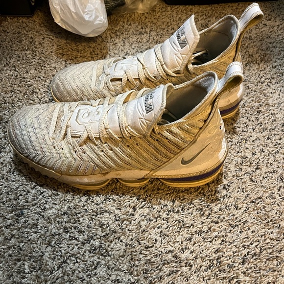 Lebron 16 “Buzz Lightyear” Size 11 - Picture 2 of 4